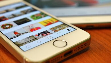 Utilisateur modifiant sa grille Instagram sur un smartphone.