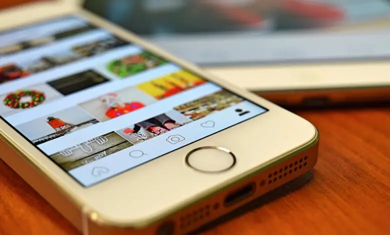 Utilisateur modifiant sa grille Instagram sur un smartphone.