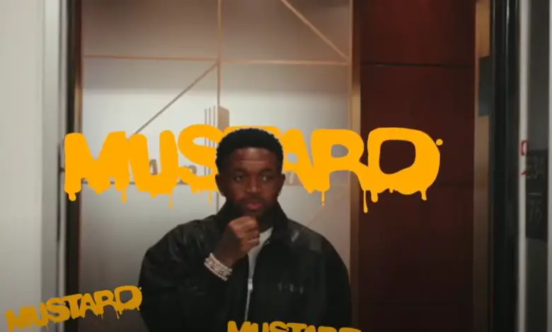 DJ Mustard testant des recettes de moutarde dans les laboratoires de recherche Heinz à Pittsburgh.
