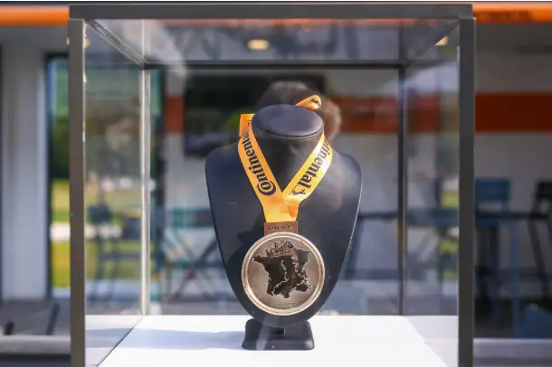 Médaille officielle remise par Continental au vainqueur d'étape du Tour de France 2025"