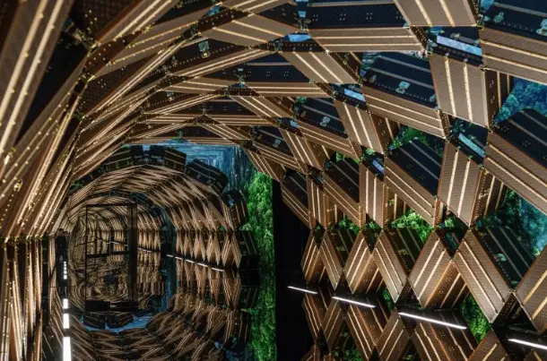 Salle immersive présentant des archives historiques de la Maison Louis Vuitton