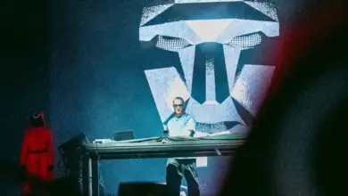 DJ Snake au festival Garorock 2025 avec la poupée Young Hee de Squid Game projetée sur scène