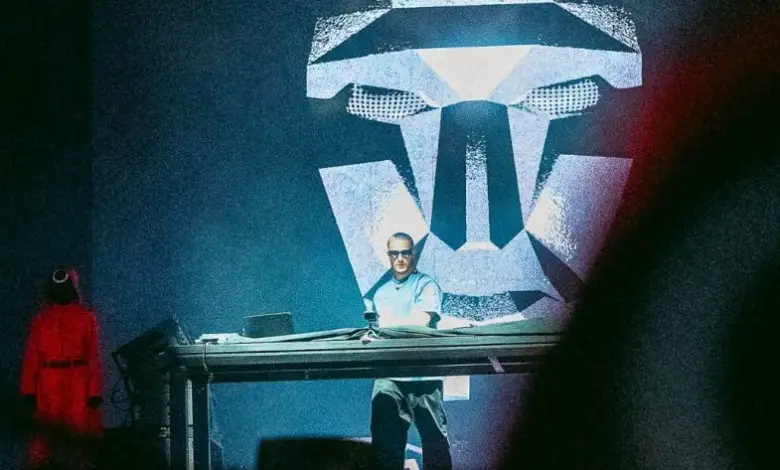 DJ Snake au festival Garorock 2025 avec la poupée Young Hee de Squid Game projetée sur scène