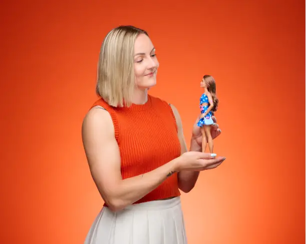 Alizée Agier, ambassadrice Barbie France, pose avec deux enfants diabétiques découvrant la nouvelle poupée