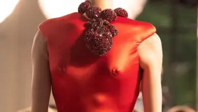 Jeanne Cadieu porte une robe rouge inversée et un collier-cœur battant signé Schiaparelli lors de la Fashion Week 2025
