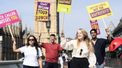 Visiteurs dégustant un repas végétal au Club Déjeuner Gosh! à Londres