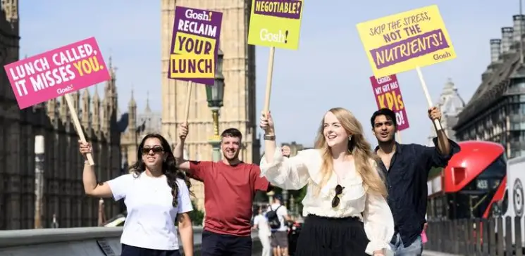 Visiteurs dégustant un repas végétal au Club Déjeuner Gosh! à Londres
