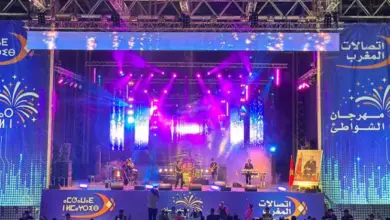 Scène du Festival Maroc Telecom en plein air avec public nombreux sous le ciel étoilé
