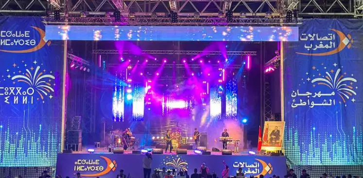Scène du Festival Maroc Telecom en plein air avec public nombreux sous le ciel étoilé