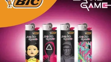 "Détail du briquet BIC Squid Game avec le célèbre masque rouge"