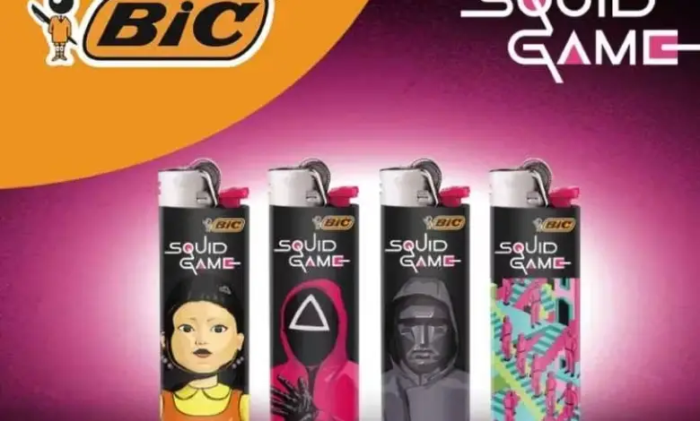 "Détail du briquet BIC Squid Game avec le célèbre masque rouge"