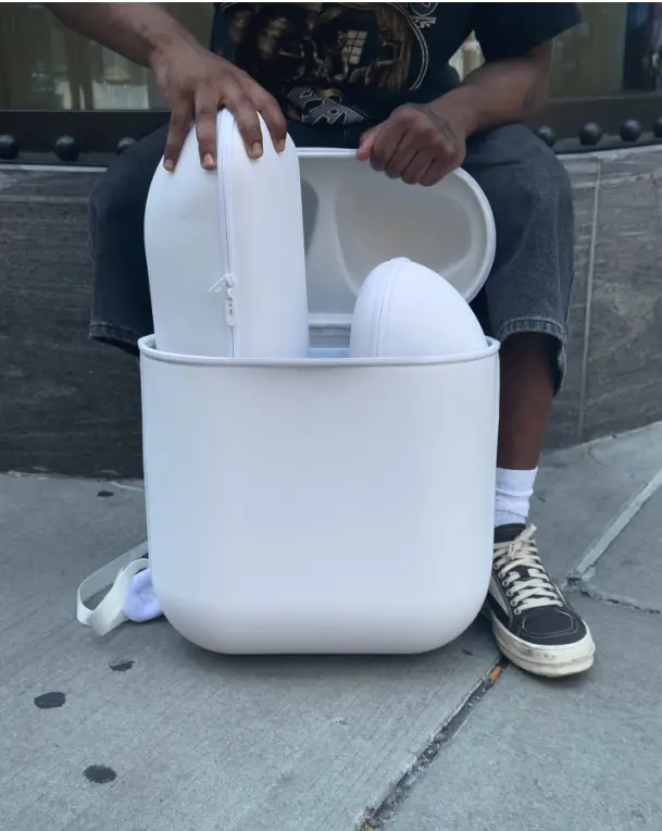 Intérieur du sac AirPack avec les poches dômes façon oreillettes AirPods