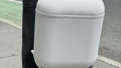 Sac AirPack de Bravest Studios fermé, inspiré du boîtier AirPods d’Apple