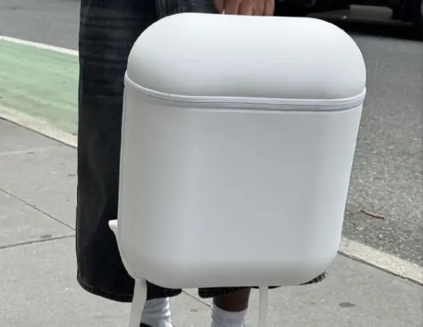 Sac AirPack de Bravest Studios fermé, inspiré du boîtier AirPods d’Apple