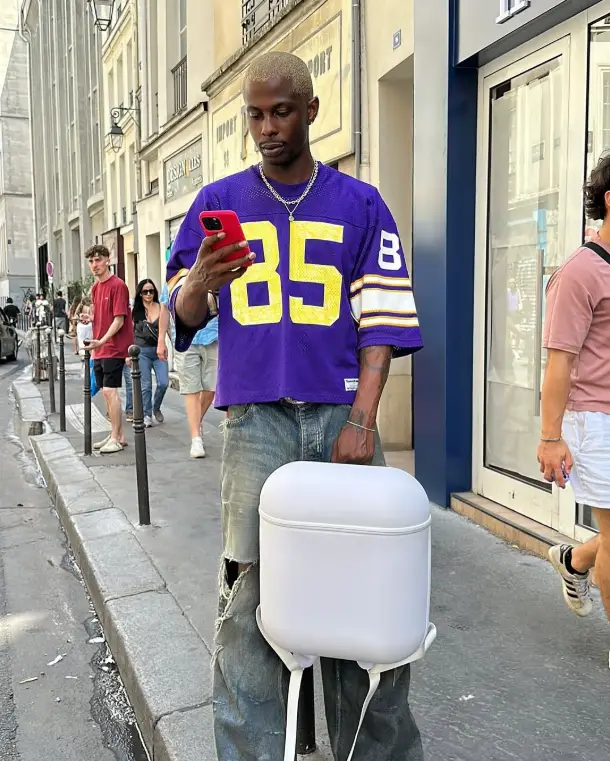 Look streetwear avec le sac AirPack porté à Soho, New York