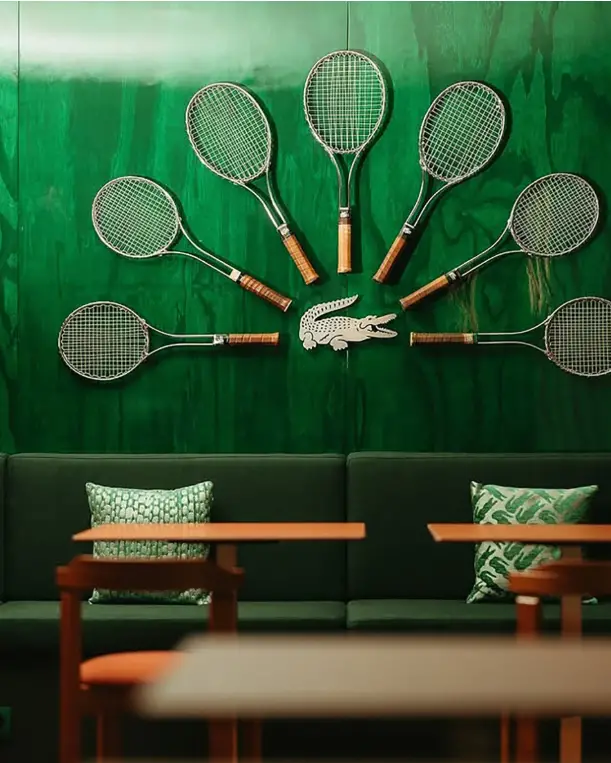 Intérieur du Café Lacoste avec décoration inspirée du tennis et ambiance élégante