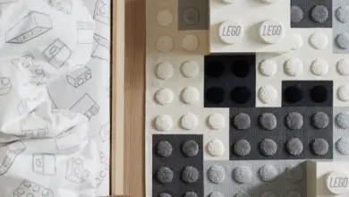 Tapis graphique aux motifs de plots LEGO dans une chambre d’enfant moderne