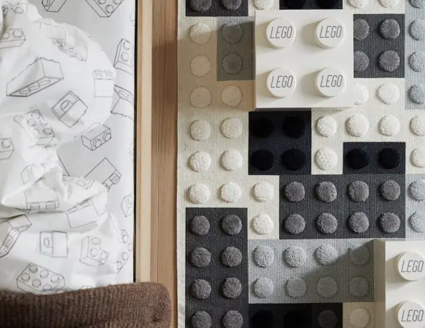 Tapis graphique aux motifs de plots LEGO dans une chambre d’enfant moderne