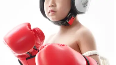 Affiche de la campagne Honda en Thaïlande montrant un enfant vêtu comme un pilote avec un casque sur la tête — campagne de prévention routière