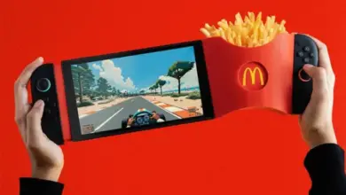Un gamer tenant une Nintendo Switch 2 avec un support GamiFries fixé – Support GamiFries imprimé en 3D fixé sur la Nintendo Switch 2 avec une boîte de frites McDonald’s.