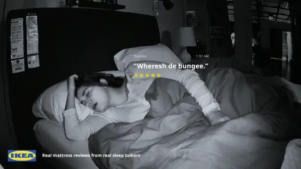 Un participant à la campagne Sleep Talk Reviews dans une chambre test IKEA à Toronto.