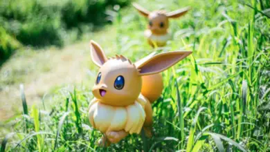 Parade de Pokémon grandeur nature dans PokéPark KANTO devant des visiteurs émerveillés