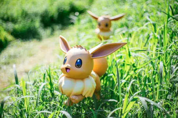 Parade de Pokémon grandeur nature dans PokéPark KANTO devant des visiteurs émerveillés