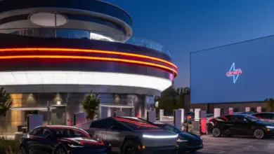 Façade du Tesla Diner à Hollywood de nuit avec lumières néon et voitures électriques garées