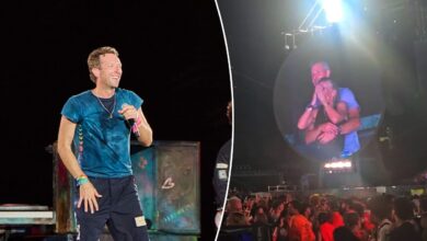 Scène du concert de Coldplay à Seattle avec écran géant diffusant le public
