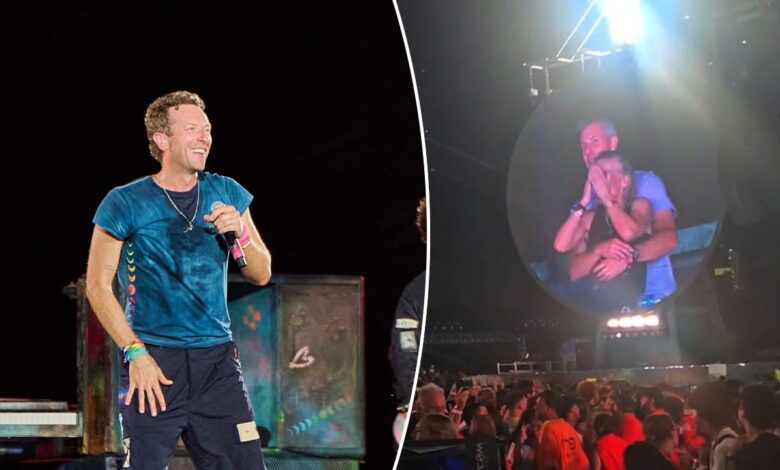 Scène du concert de Coldplay à Seattle avec écran géant diffusant le public
