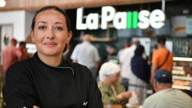 La cheffe Meryem Tahiri en pleine préparation de plats marocains modernes pour La Pause