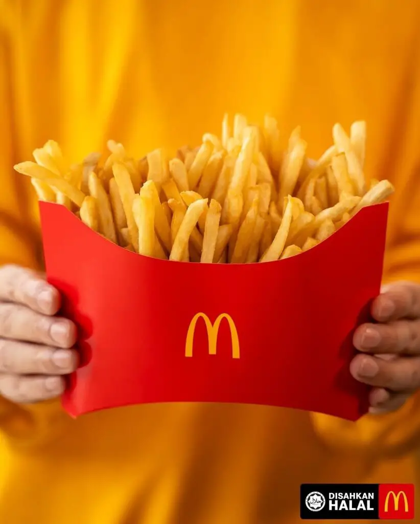 Passants recevant des portions XXL de frites offertes par McDonald’s à Kuala Lumpur