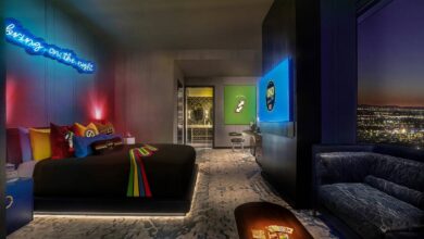 Suite UNO immersive au Palms Casino Resort, avec mobilier multicolore et cartes géantes