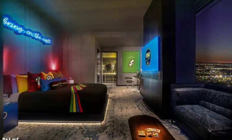 Suite UNO immersive au Palms Casino Resort, avec mobilier multicolore et cartes géantes