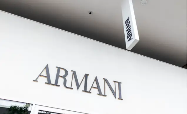 Armani sanctionné : 3,5 millions d'euros d’amende pour publicité trompeuse sur ses sous-traitants