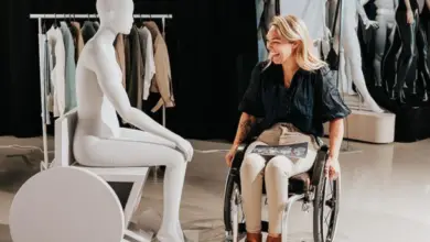 Mannequin « Sophie » en fauteuil roulant dans une vitrine Primark, collection Adaptive, 2025