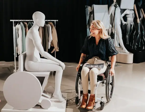 Mannequin « Sophie » en fauteuil roulant dans une vitrine Primark, collection Adaptive, 2025