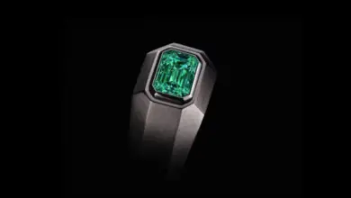 Bague Light Ring de Spktrl en diamant de laboratoire sur fond neutre montrant sa lueur colorée