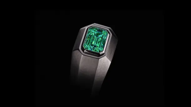 Bague Light Ring de Spktrl en diamant de laboratoire sur fond neutre montrant sa lueur colorée