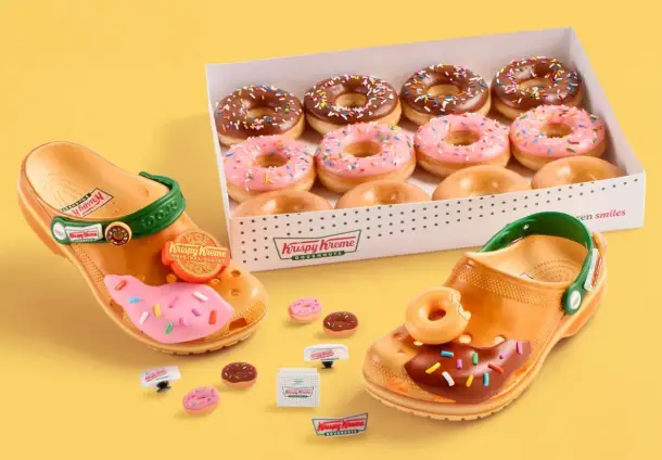 Boîte collector Crocs x Krispy Kreme reprenant le design des donuts