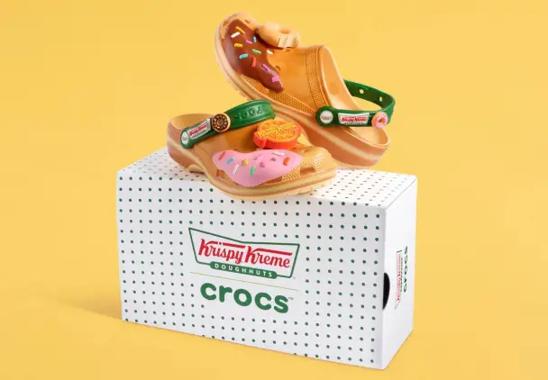 Sabots Crocs x Krispy Kreme en édition limitée avec glaçage chocolat et fraise