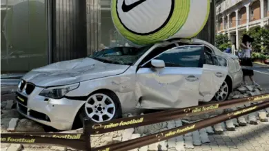 Installation “Scary Good” de Nike à Séoul : ballon de football géant écrasant une BMW