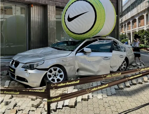 Installation “Scary Good” de Nike à Séoul : ballon de football géant écrasant une BMW