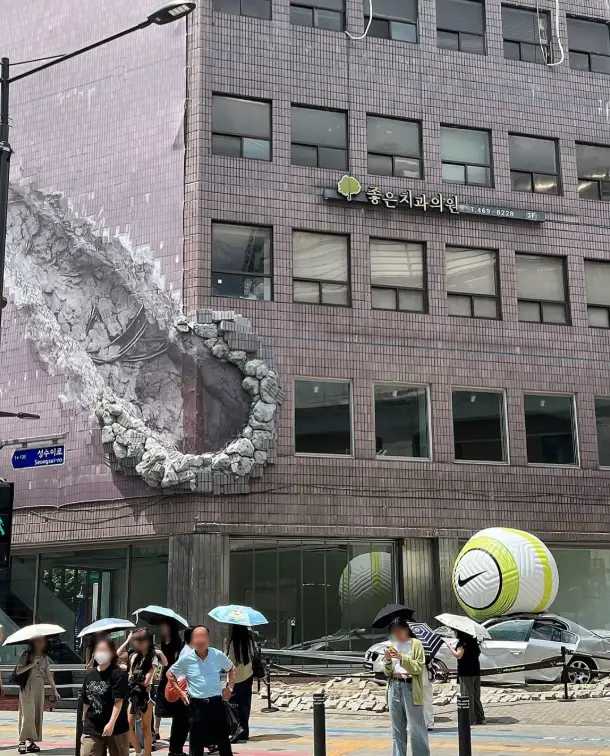 Façade simulant un impact urbain dans la campagne Nike à Séoul