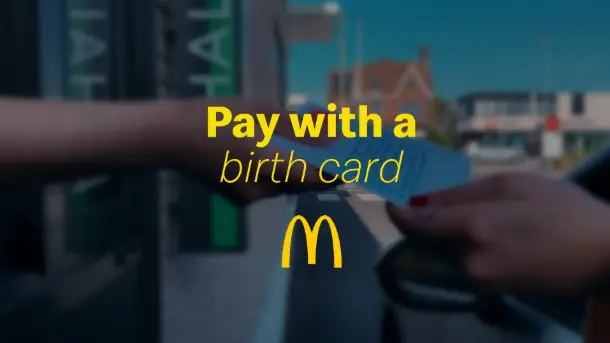 Affiche de la campagne “Parenting is hard. Dinner doesn’t have to be.” de McDonald’s Belgique