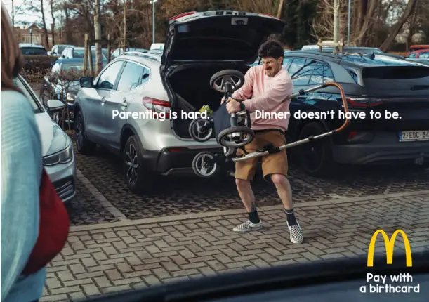 Affiche de la campagne “Parenting is hard. Dinner doesn’t have to be.” de McDonald’s Belgique