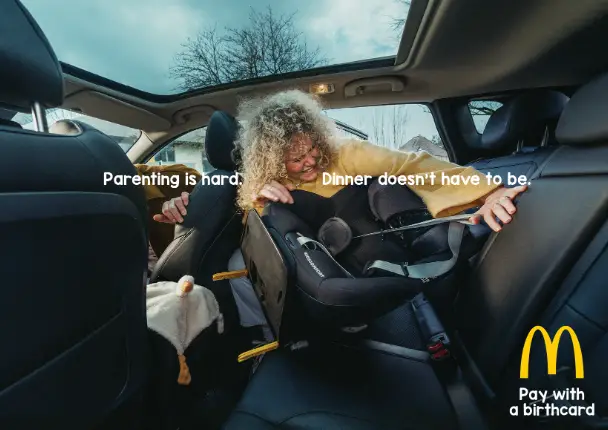 Affiche de la campagne “Parenting is hard. Dinner doesn’t have to be.” de McDonald’s Belgique
