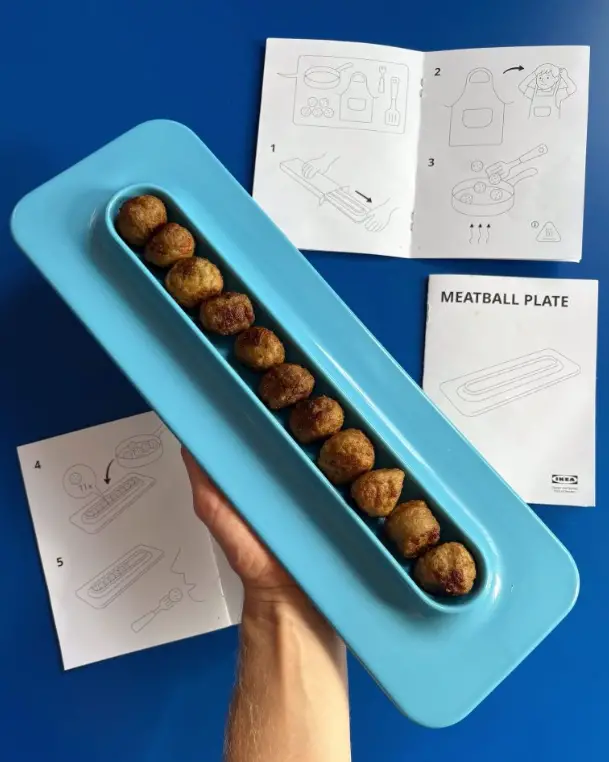 Gros plan sur la rigole centrale de l’assiette design bleu turquoise