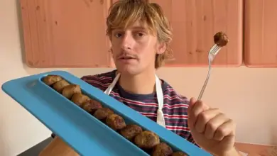 Gustaf Westman posant avec sa création pour IKEA