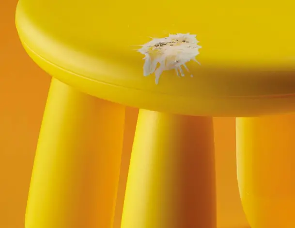 Affiche IKEA Brighton montrant un fauteuil recouvert de fientes de mouettes